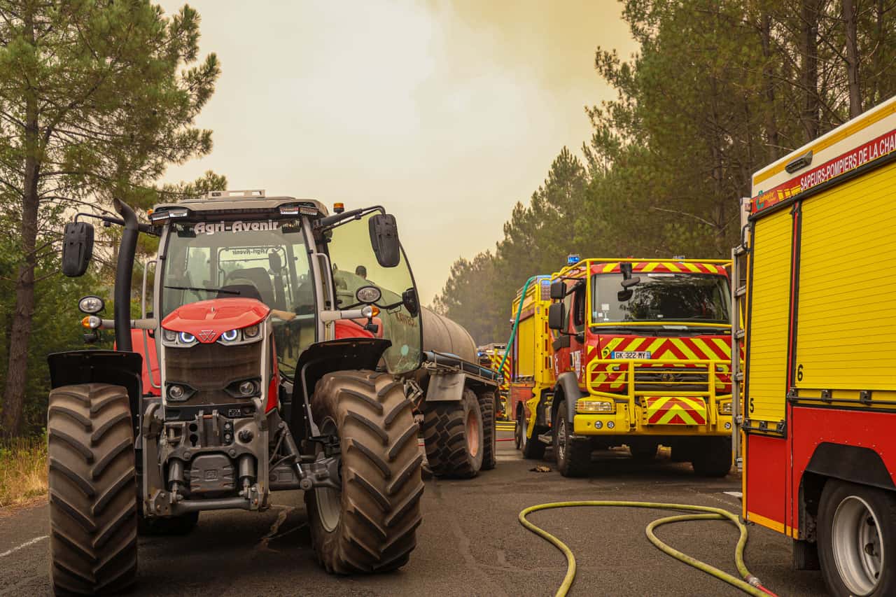 Using water tanks and tractors to fight the flames: This is how French ...