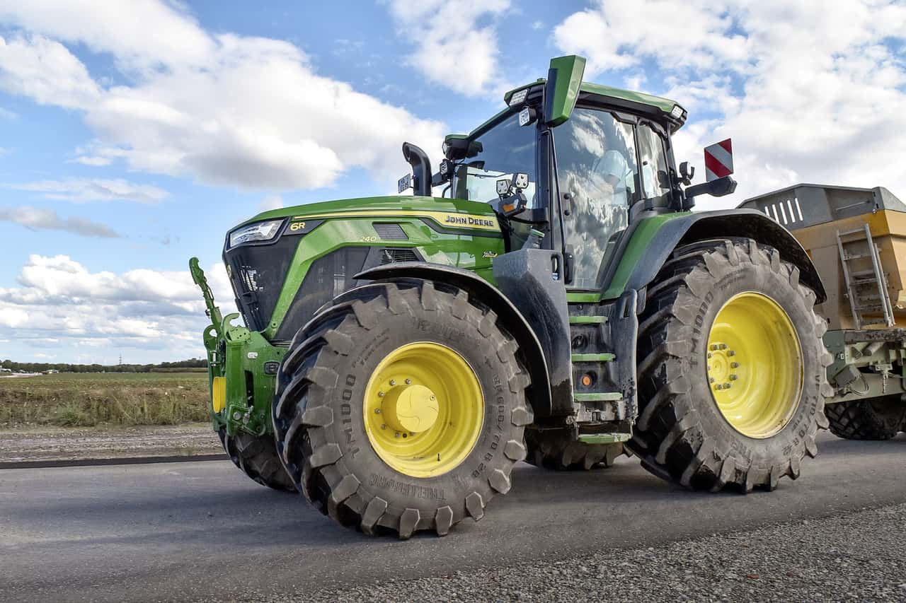 John Deere 6R 240: Max 291 hp on a 2.80 m wheelbase