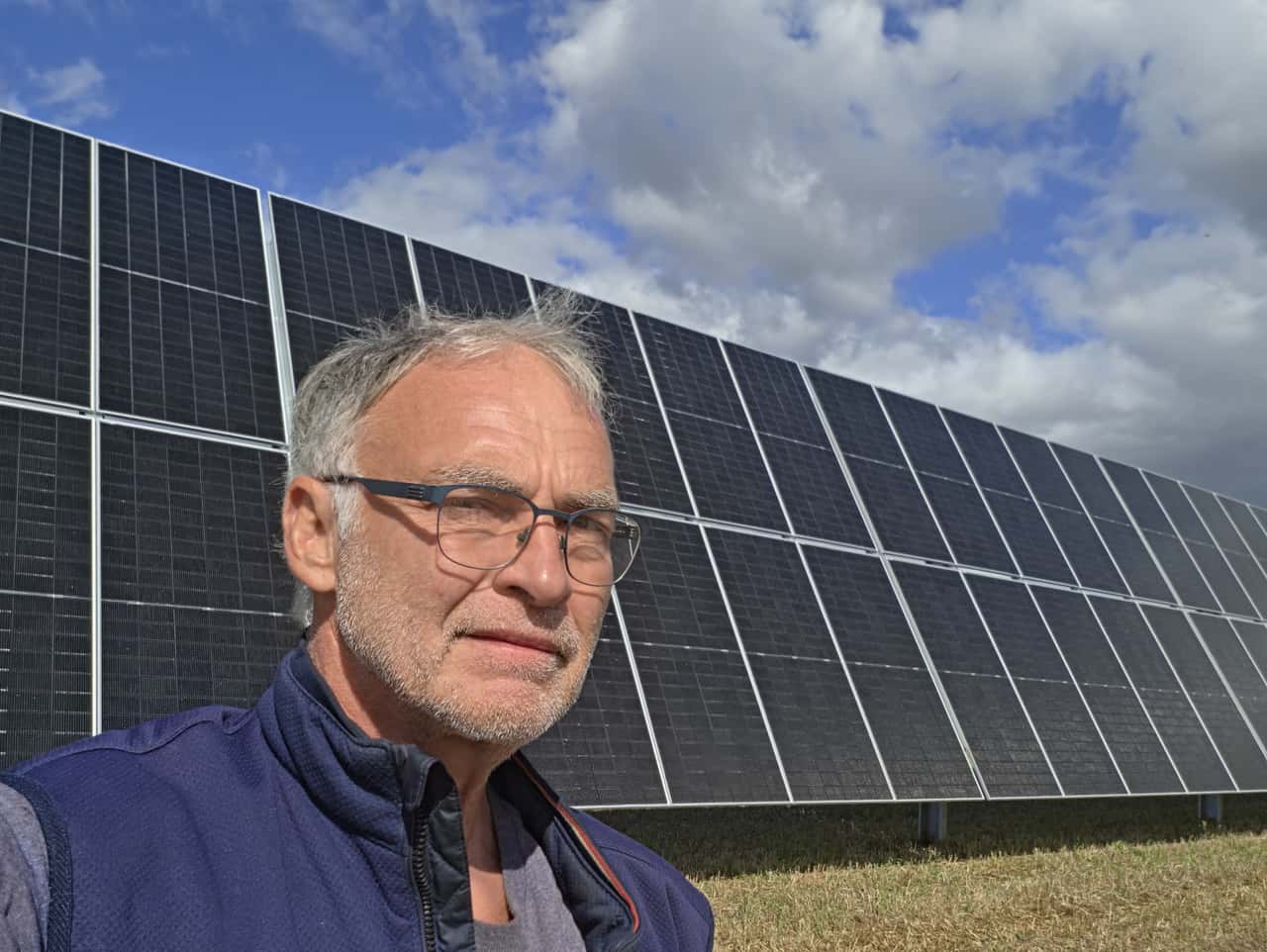 Privilegierte Agri-PV-Anlage: Gerste und Mais unter Modulen