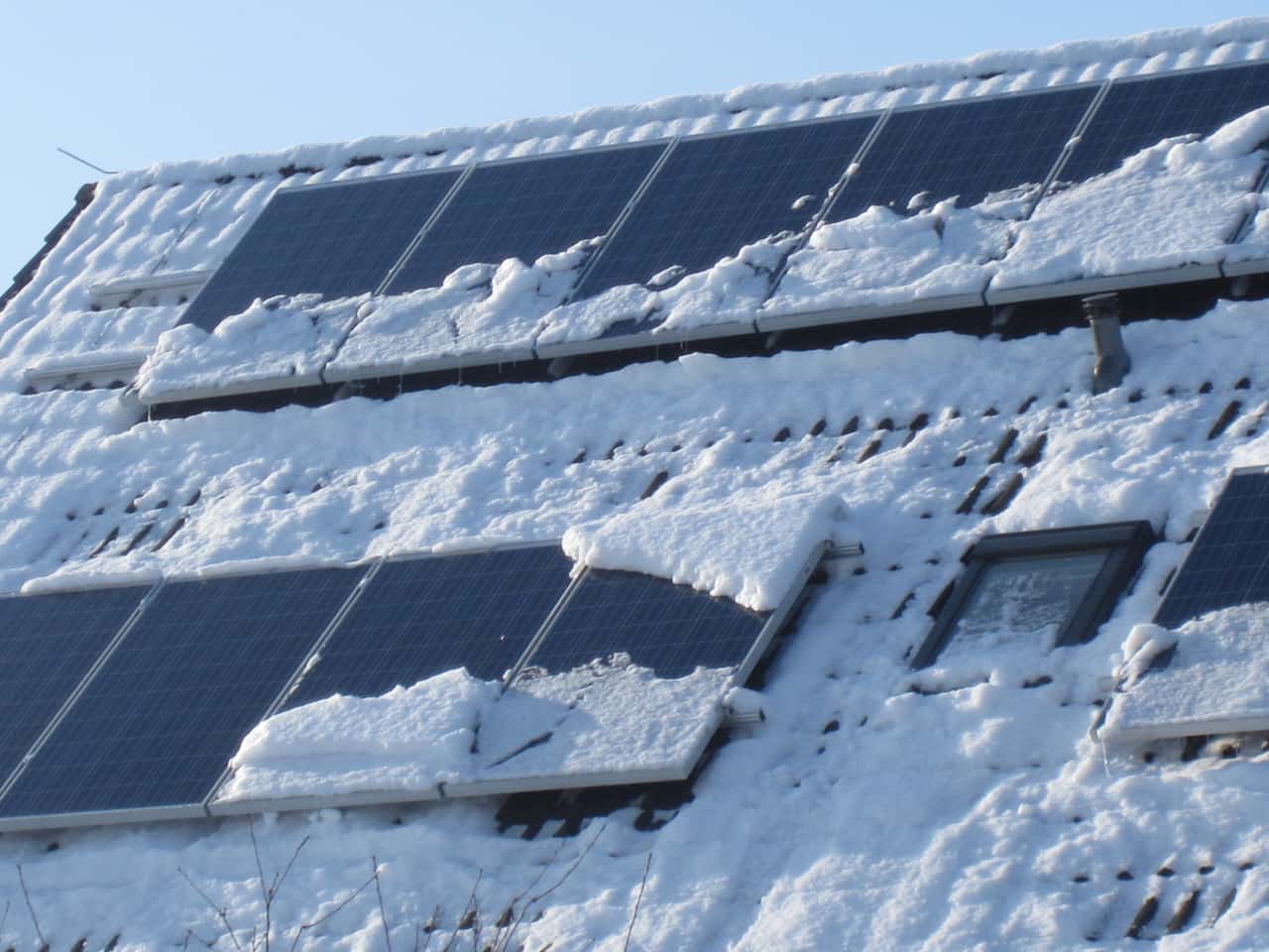 Schnee-belastet-Solarmodule-Warum-nur-Profis-zum-Entfernen-ran-sollten