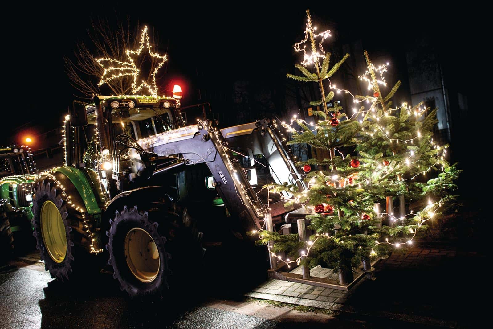 Bauern starten im Advent wieder bundesweite Lichterfahrten mit Traktoren