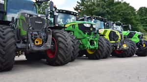 Schlepperzulassungen 2025: Fendt weiterhin vor John Deere