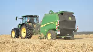 Wir haben die neue Rundballenpresse V462R von John Deere getestet