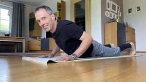 Landwirt macht Yoga gegen den Hofstress